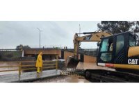 Sel suları yükselince minibüsün üzerinde mahsur kalan vatandaşları belediye ekipleri kurtardı