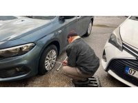 Bisikletli magandalar sürücülerin kabusu oldu: Araçların lastiklerini kesip tuvalete zarar verdiler