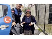 Sel riskine karşı sahada olan zabıta ekipleri vatandaşa yardım etti