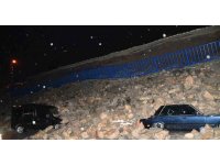 İstinat duvarının park halindeki araçların üzerine çöktüğü anlar kamerada