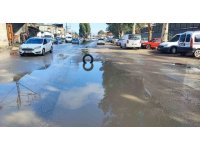 Yüreğir’de yol isyanı: Belediye çukuru kapatmayınca vatandaş lastikle önlem aldı