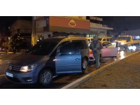 Ehliyetsiz sürücü kırmızı ışıkta bekleyen araca çarptı