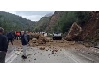 Dev kayalar yola düştü, ulaşım durma noktasına geldi