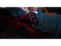 Lüks otomobil park halindeki otobüse çarptı