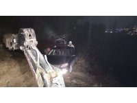 Belen’de toprak kaymasıyla mahsur kalan araç kurtarıldı