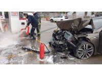 Otomobil akaryakıt istasyonuna daldı, facianın eşiğinden dönüldü