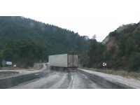 Savrulan tır dorsesi faciaya sebep oluyordu