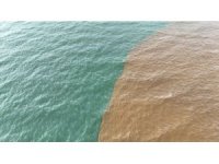 Alanya’da toz taşınımı ve sağanak yağış denizin rengini değiştirdi