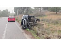 Otomobille çarpışan hafif ticari araç yan yattı: 2 yaralı