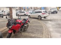 Ters yönden gelen motosikletin otomobille çarpışma anı kamerada: 1 yaralı