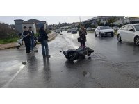 Manavgat’ta otomobille çarpışan motosikletli yaralandı