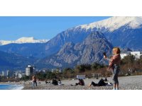 Antalya’da karlı dağların gölgesinde deniz keyfi