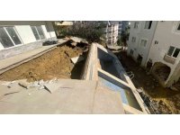 Sağanak sonrası apartman bahçesindeki havuz çöktü, 7 katlı apartman tahliye edildi