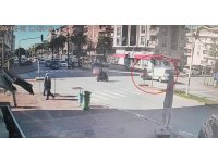 Motosikletli kamyonetin altında kalmaktan son anda kurtuldu