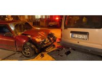 Isparta’da hafif ticari araçla çarpışan Tofaş otomobildeki 4 kişi yaralandı