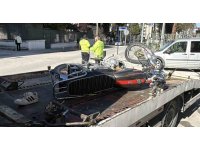 Motosiklet kavşağa kontrolsüz girerek otomobile çarptı: 1’i ağır 2 yaralı