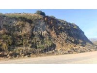 Manavgat’ta yol güvenliğini tehdit eden dev kaya parçalanıp kaldırıldı