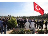 Bakan Yumaklı, deprem şehitlerinin kabirlerini ziyaret etti