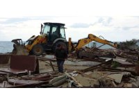 Side büyük plajda günübirlik 15 işletme yıkıldı