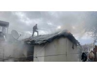 Antalya’da alev alev yanan tek katlı ev küle döndü