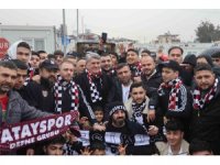 Depremzede çocukların yüzü Beşiktaş’ın hediyeleriyle güldü
