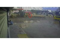Antalya’da iş makinesinin belediye çalışanına çarpma anı kamerada