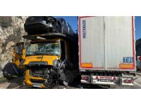 Burdur’da iki tır kafa kafaya çarpıştı: 1’i ağır 2 yaralı