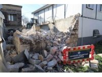 Metruk yapı kontrollü şekilde yıkıldı