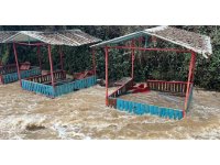 Alanya’da çay taştı: İşletmelere ait çardaklar sular altında kaldı