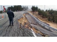 Mersin’de şiddetli yağışta yolda 2 metrelik çukur oluştu