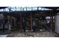 Depremde evleri yıkılan aile yangınla birlikte ikinci kez yuvasız kaldı