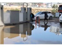 Adana’da iğrenç manzara: Lağımlar sokağa taşıyor, çocuklar üzerinden atlamak zorunda kalıyor