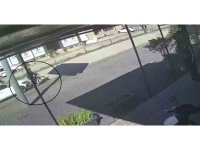 Otomobilin çarptığı bisikletli adam öldü, o anlar kamerada