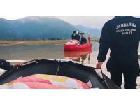 Yaylada mahsur kalan çoban ve yüzlerce hayvana botla yem ile erzak taşıdılar