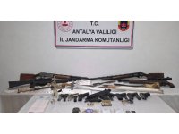 Antalya’da operasyon yapılan evde çok sayıda silah ele geçirildi