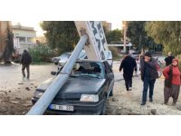 Kamyonun çarptığı tabela otomobilin üzerine devrildi: 1 yaralı
