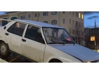 Yolun karşısına geçerken otomobilin çarptığı kadın ağır yaralandı: Kaza anı kamerda