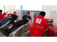 Mersin’de kan veren itfaiye erleri öğrencilerden alkış aldı