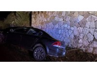 Eğirdir’de yol kenarına savrulan otomobildeki 3 kişi yaralandı