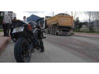 Okul dönüşü kamyon ile çarpışan motosikletteki 2 genç yaralandı