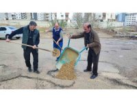 Adana’da belediyenin kapatmadığı çukurları vatandaş kapattı