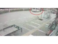 Yayalara yol veren motosiklete otomobilin çarptığı anlar kamerada: 1 yaralı