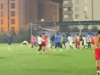 Maçın bitiş düdüğüyle futbolcular birbirine girdi