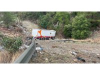 Otoyolda tır bariyerlere çarpıp şarampole yuvarlandı: 2 yaralı