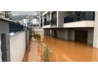 Alanya’da sağanak sebebiyle Oba Çayı taştı, binaların bahçelerini su bastı