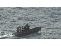 Dalgalarla boğuşan 2 kişiyi deniz polisi kurtardı