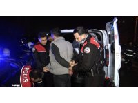 Benzin dökerek hem kendinin hem de kız arkadaşının aracını yaktı