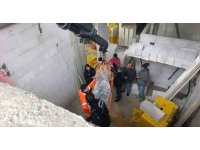 İnşaatta düşen işçi vinç yardımıyla kurtarıldı