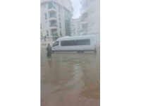 Antalya’da sağanak etkili oldu,araçlar yollarda ilerlemekte zorlandı