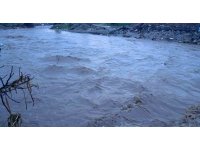 Sel suları Aksu’daki yarım asırlık tarihi köprüye zarar verdi